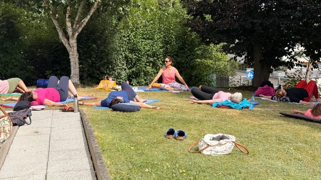 Gemeinsame Entspannungsphase im Kunst-und-Yoga-Workshop